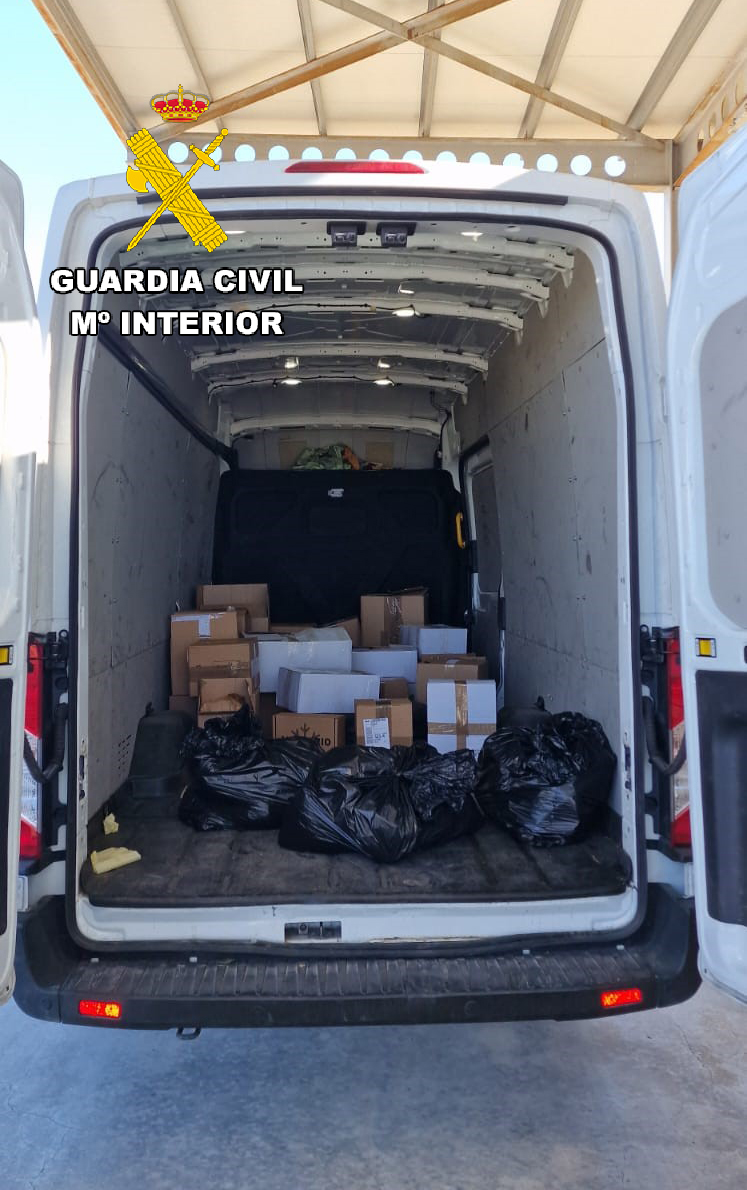 La Guardia Civil Interviene Una Furgoneta Con 260 Kg De Tabaco En