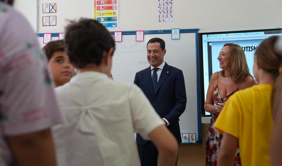 El presidente andaluz ha asistido al inicio del curso en el Colegio de Educación Infantil y Primaria Cándido Nogales de Jaén