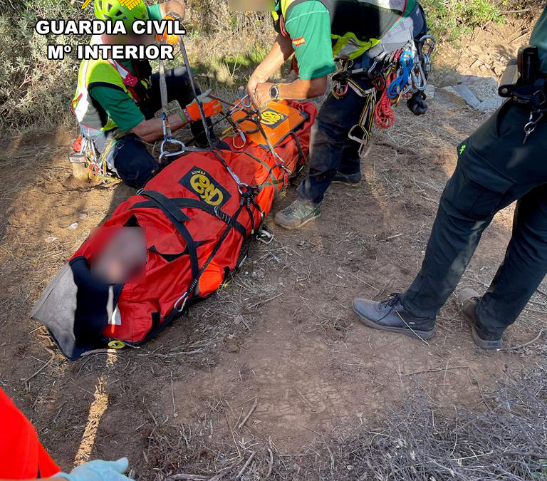 Rescatan en Helicóptero a un anciano que cayo con su coche por un barranco en La Carolina