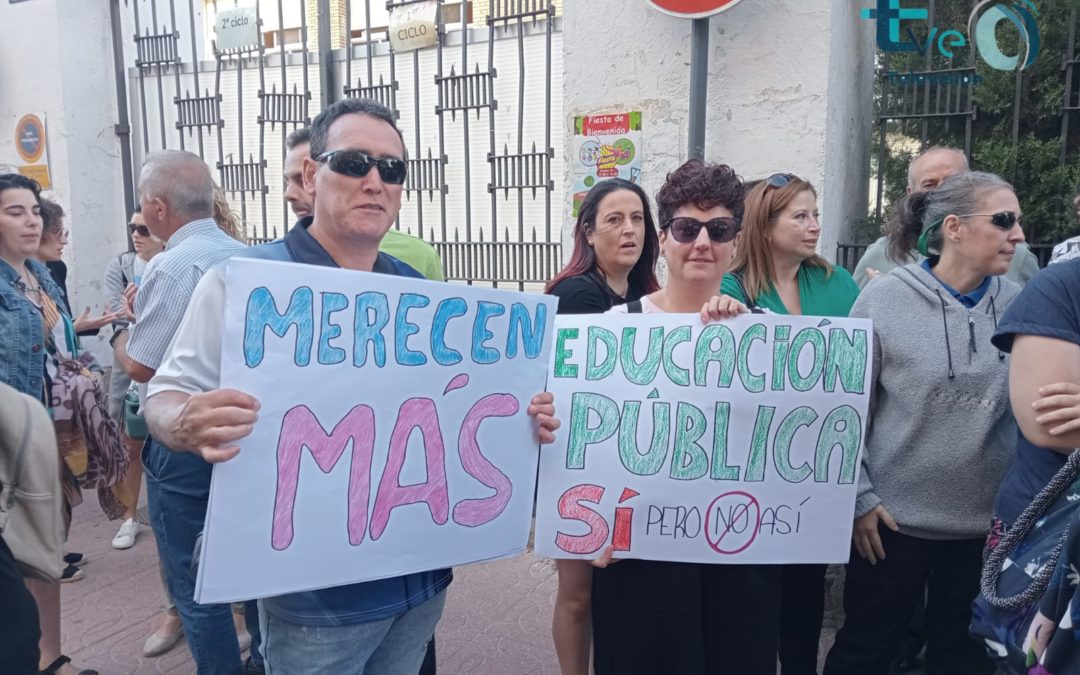 Concentración en el CEIP Colón por la falta de recursos humanos para el alumnado NEAE