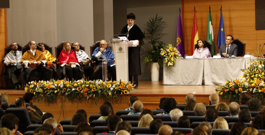 El Rector de la Universidad de Jaén solicita a la Junta de Andalucía el cumplimiento íntegro de los acuerdos plasmados en el nuevo modelo de financiación para que no resulte fallido desde su inicio, en la apertura oficial del curso académico 2023-2024