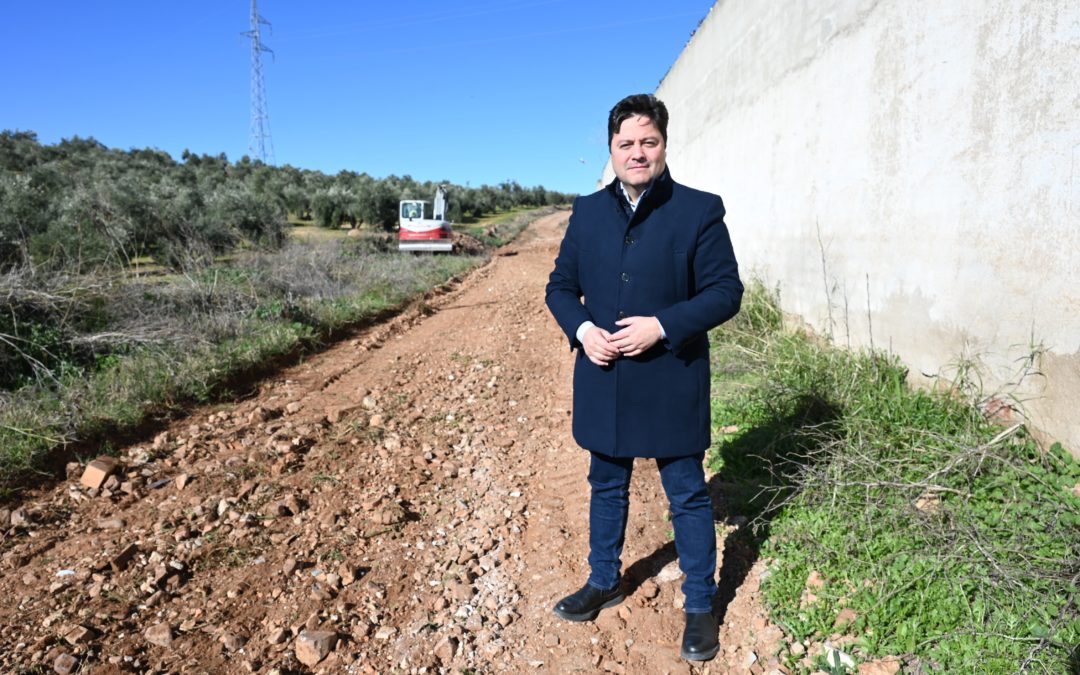 El Ayuntamiento impulsa trabajos de reparación en dos caminos rurales del término municipal