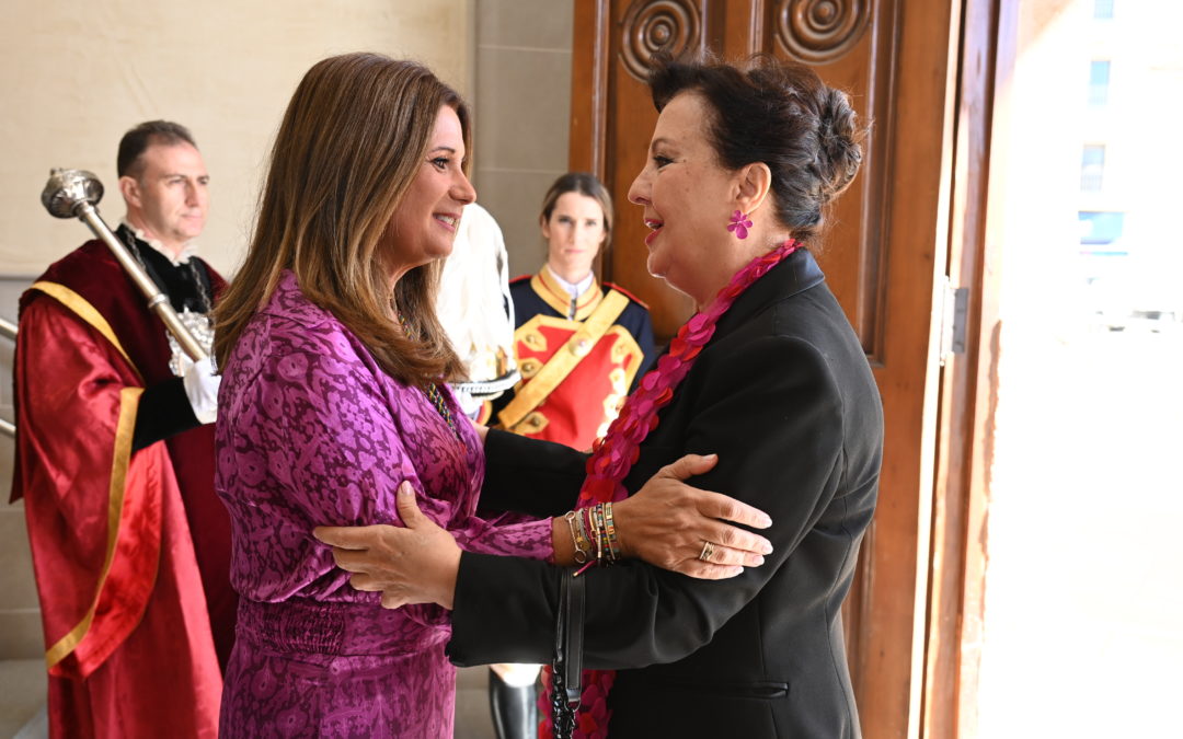 La cantaora Carmen Linares recibe oficialmente la distinción honoraria como Hija Predilecta de la ciudad