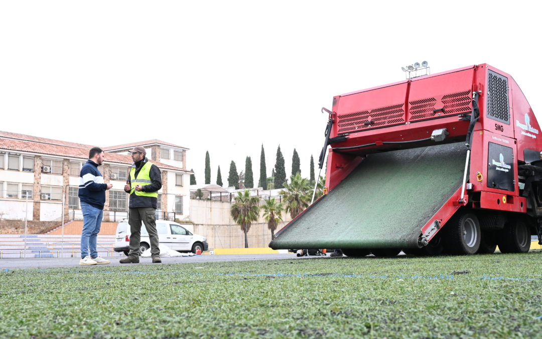 El Área de Deportes ejecuta la sustitución del césped artificial del campo de fútbol de San José