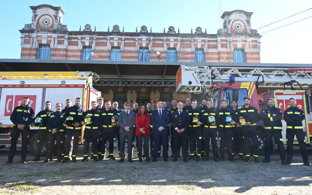 La alcaldesa tilda de “histórica” la incorporación de 18 bomberos al Parque de Linares