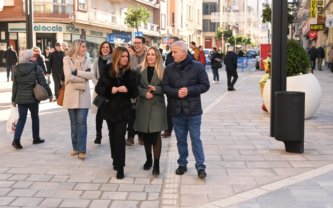 La alcaldesa inaugura la remodelación efectuada en el centro para la Zona de Bajas Emisiones