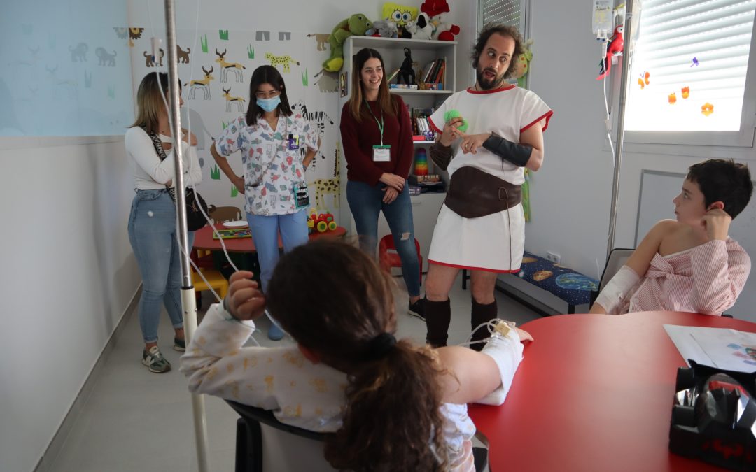 El Hospital de Linares promociona entre los pequeños ingresados el patrimonio de la ciudad