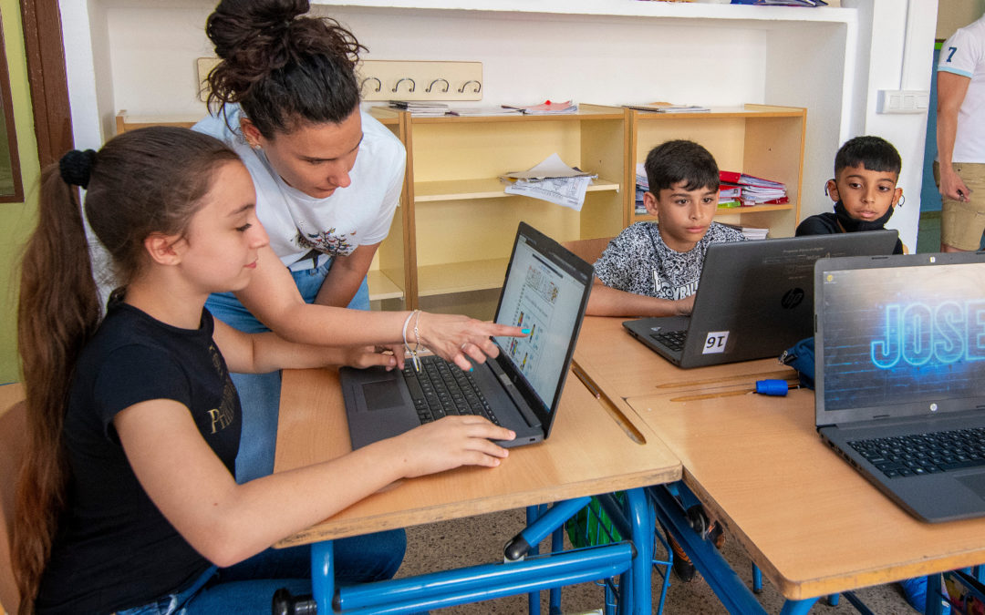 Educación destina 32,3 millones a equipar con dispositivos digitales a más de 1.400 centros docentes andaluces