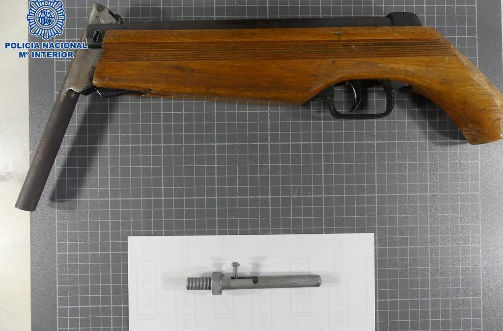 La Policía Nacional detiene a un varón en posesión de una escopeta con el cañón recortado