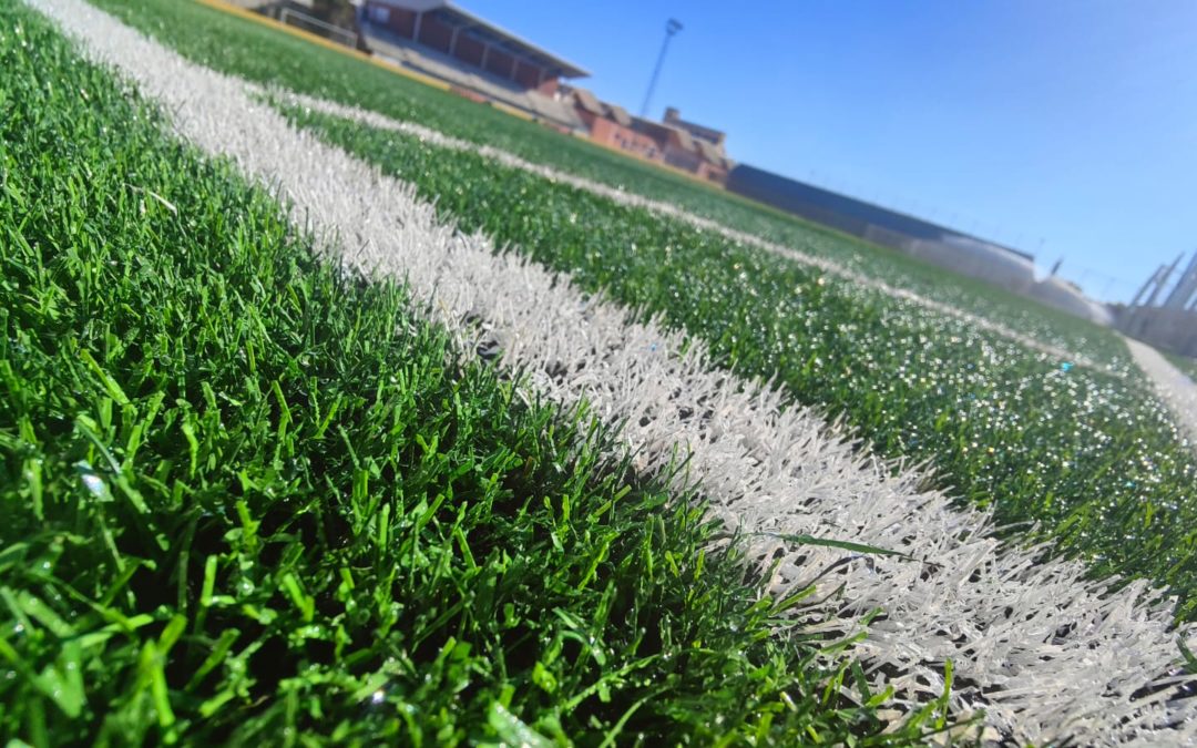 El campo de fútbol de San José reabre hoy al público tras ejecutarse la sustitución del césped artificial para mejorar esta instalación deportiva