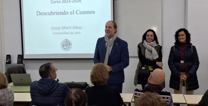 El Rector da la bienvenida al alumnado del programa Aula Abierta en Linares.