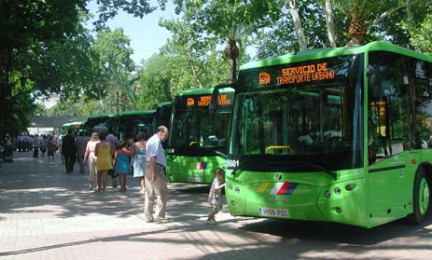 El Ayuntamiento rebaja desde hoy el 50% del precio de los bonos de los autobuses urbanos