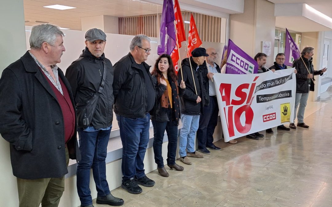 CCOO lleva a cabo una protesta para denunciar el despido ilegal de un trabajador en la empresa Logirail