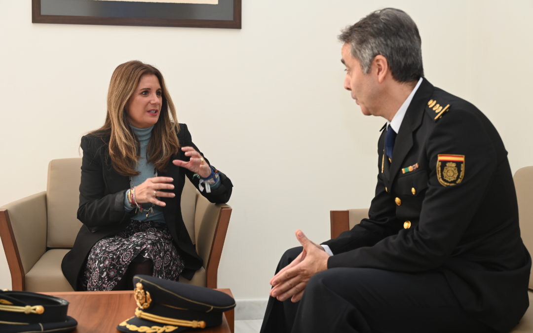 La alcaldesa recibe al nuevo comisario de la Policía Nacional en Linares