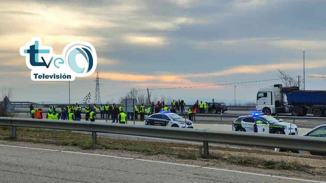 Agricultores cortan la A-4 en ambos sentidos a su paso por La Carolina