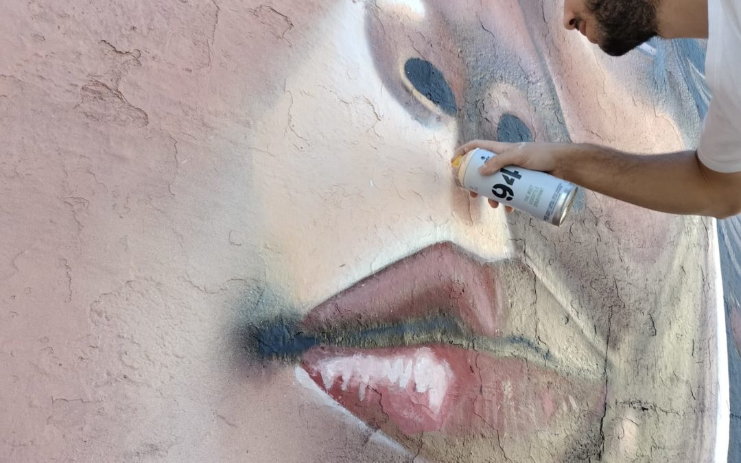 El artista Héctor Lara enriquece el ambiente del Colegio “La Presentación de Nuestra Señora” con un monumental mural inspirador titulado “Sueños”.