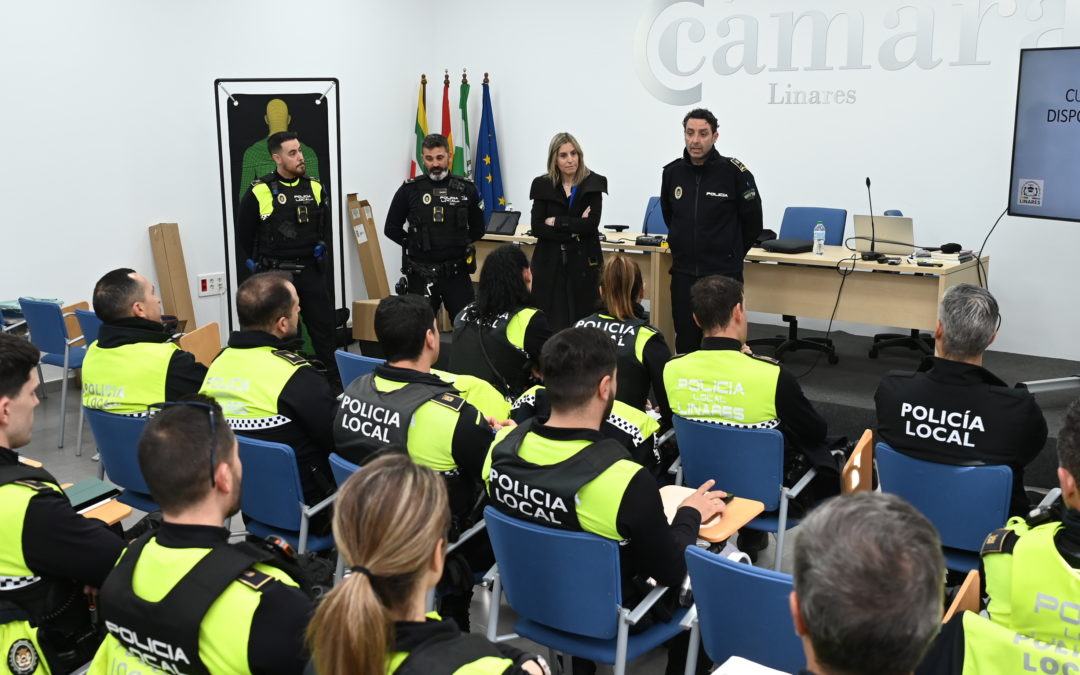 La Policía Local de Linares se forma en el manejo del dispositivo electrónico de control ‘Taser’