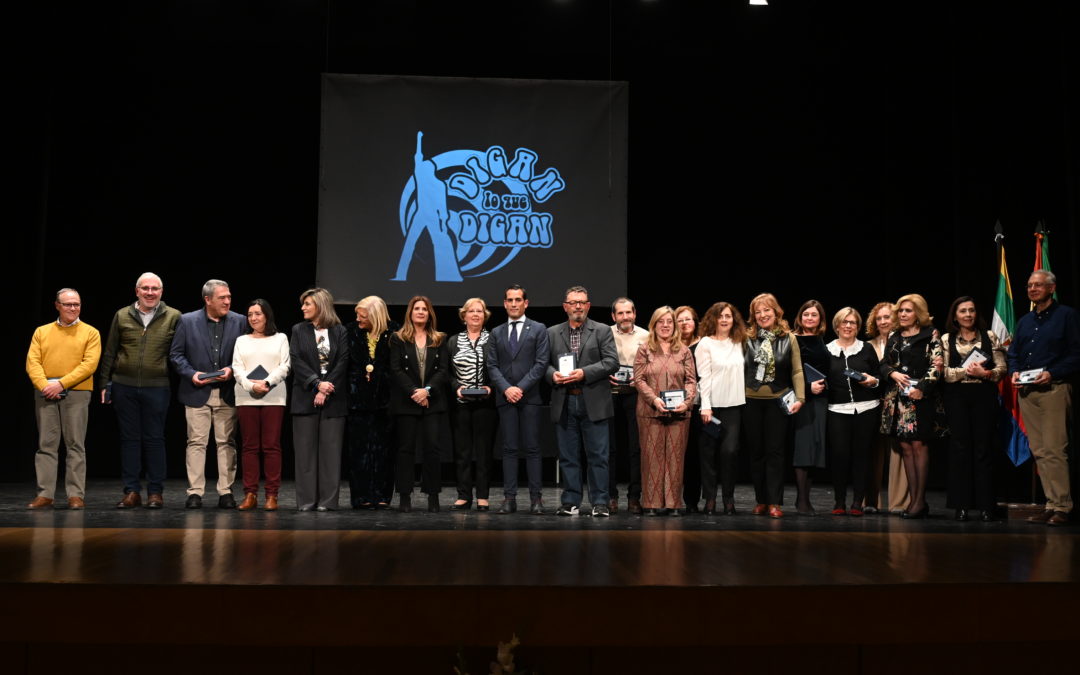 El Ayuntamiento rinde homenaje a una treintena de docentes jubilados en el pasado curso