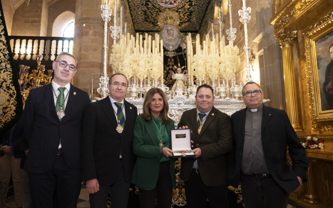 La alcaldesa impone la Medalla de la Ciudad a la Virgen de Gracia con motivo del 125º aniversario de la Hermandad de la Oración en el Huerto