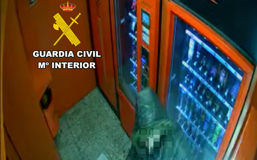 La Guardia Civil ha detenido a una persona, como presunto autor de los Delitos de Robo con Fuerza y Hurto.