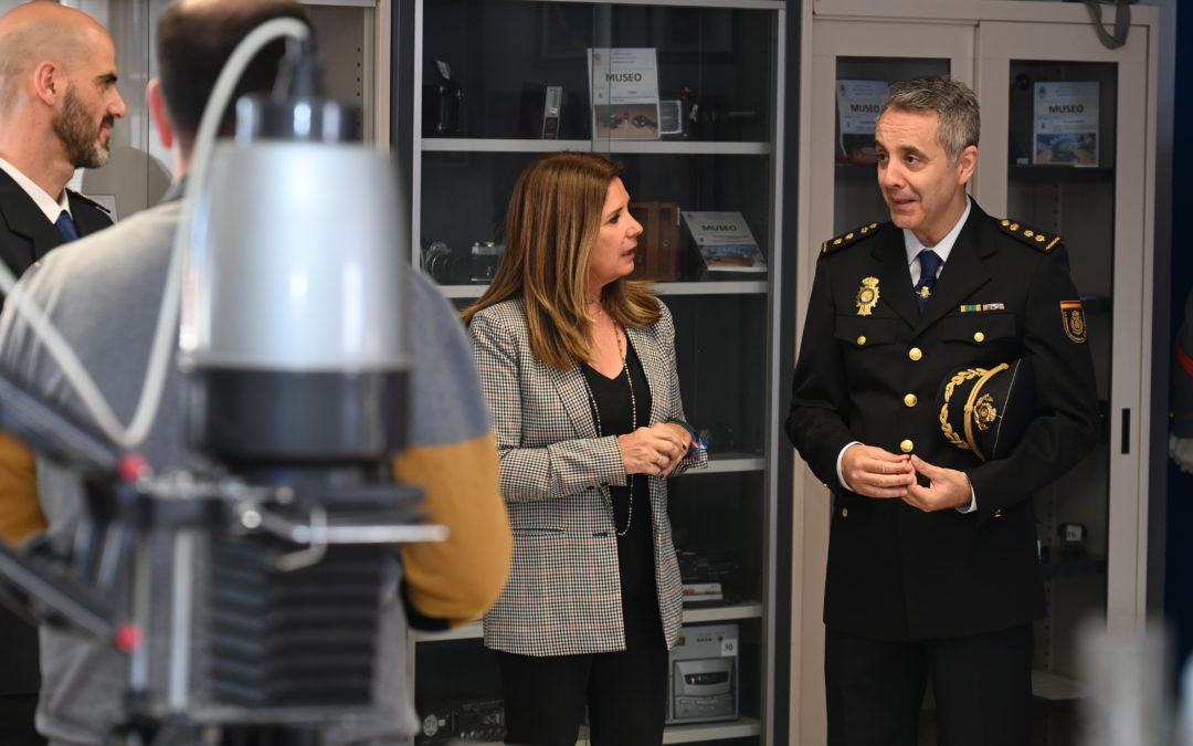 La alcaldesa de Linares entrega un desfibrilador en la Comisaría de la Policía Nacional para poder actuar ante situaciones de emergencia cardíaca