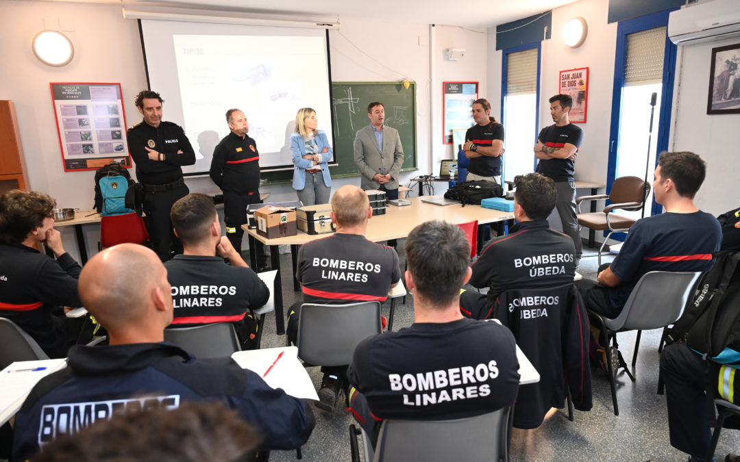 Bomberos de varios municipios andaluces se forman en Linares en un Curso de Accesos de Emergencia en Viviendas y Manejo de Enjambres