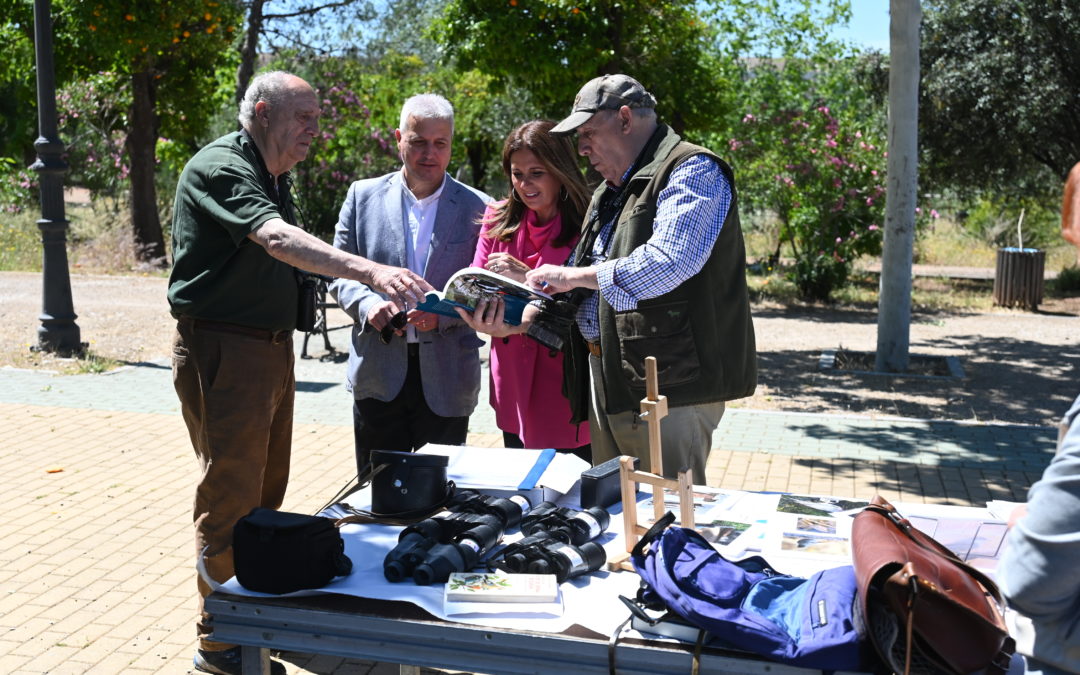 Un grupo de escolares del CEIP Marqueses de Linares participa en una jornada de avistamiento de aves en el Parque de Cantarranas