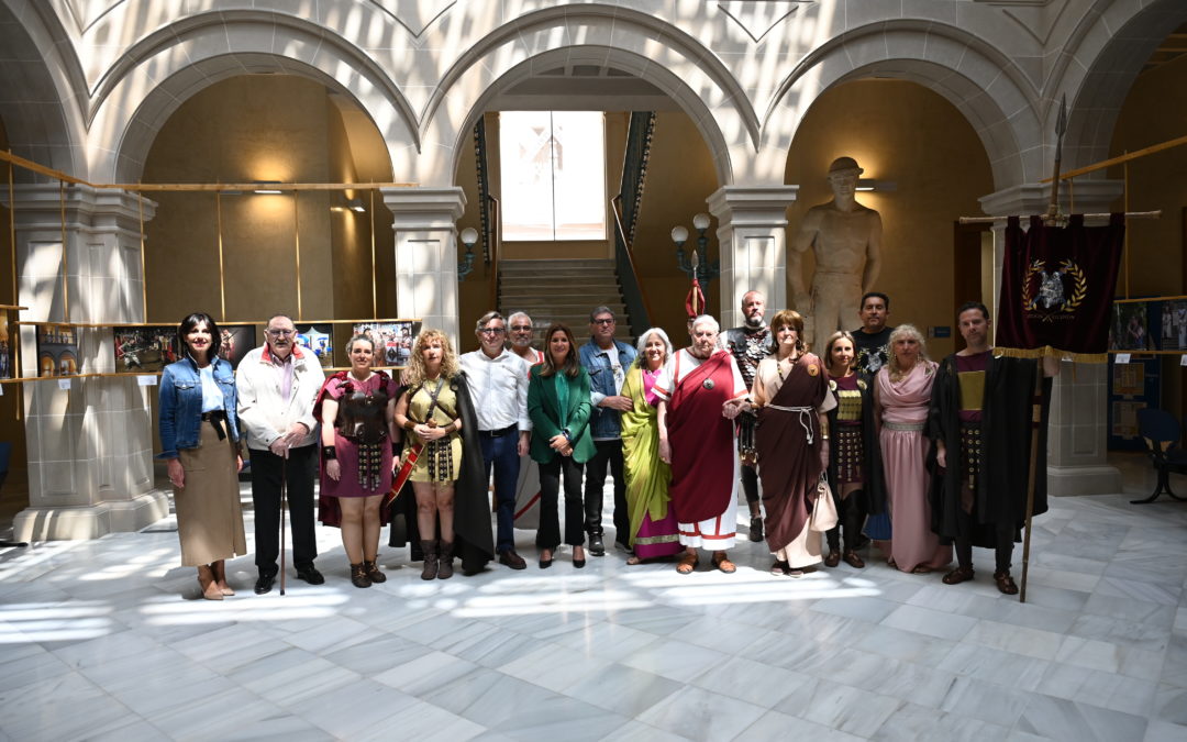 El Palacio Municipal acoge hasta el 30 de mayo una exposición de 25 fotografías sobre las Fiestas Íbero Romanas de Cástulo