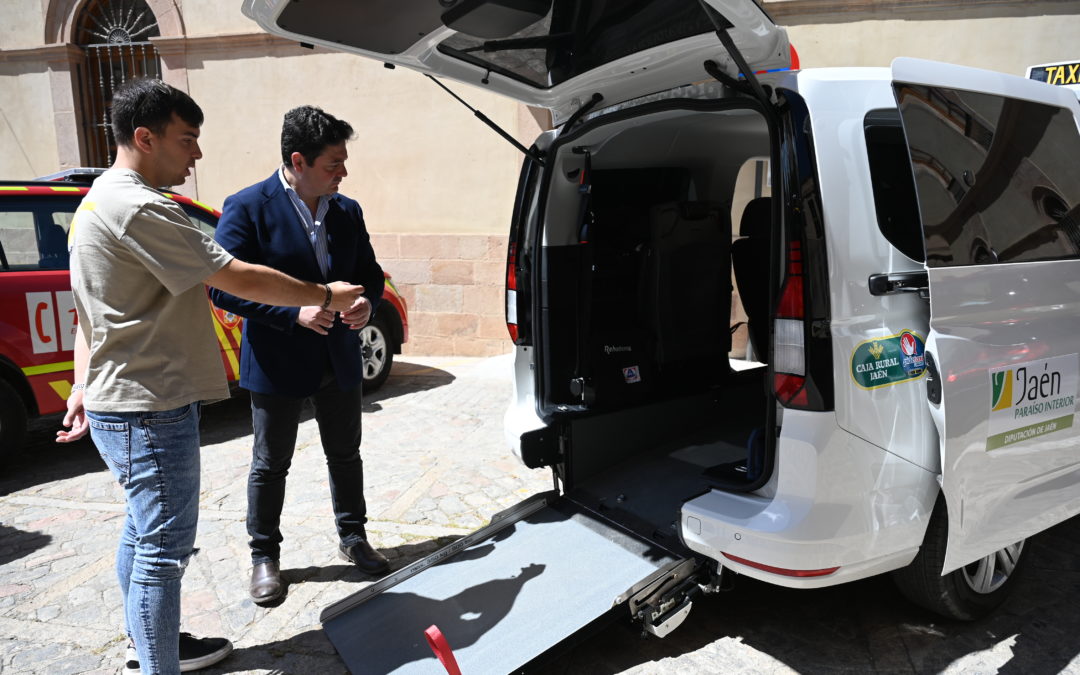 Ya en servicio desde hoy un taxi adaptado para personas con movilidad reducida en Linares
