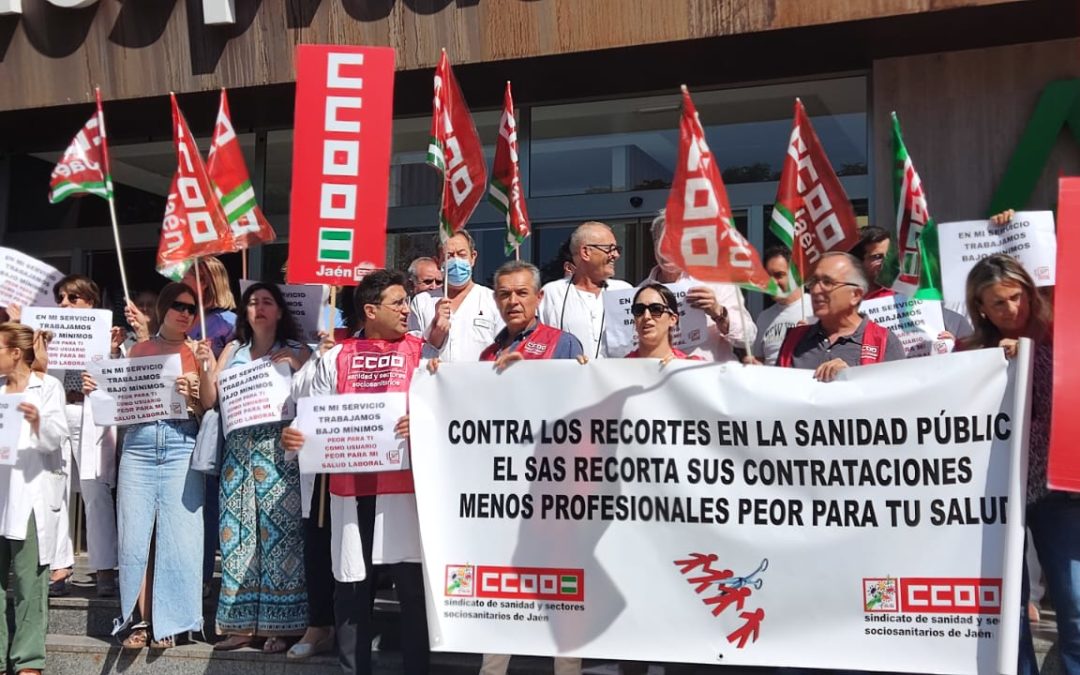 CCOO se moviliza a las puertas del Hospital San Agustín de Linares contra las políticas de recortes de la sanidad pública jienense