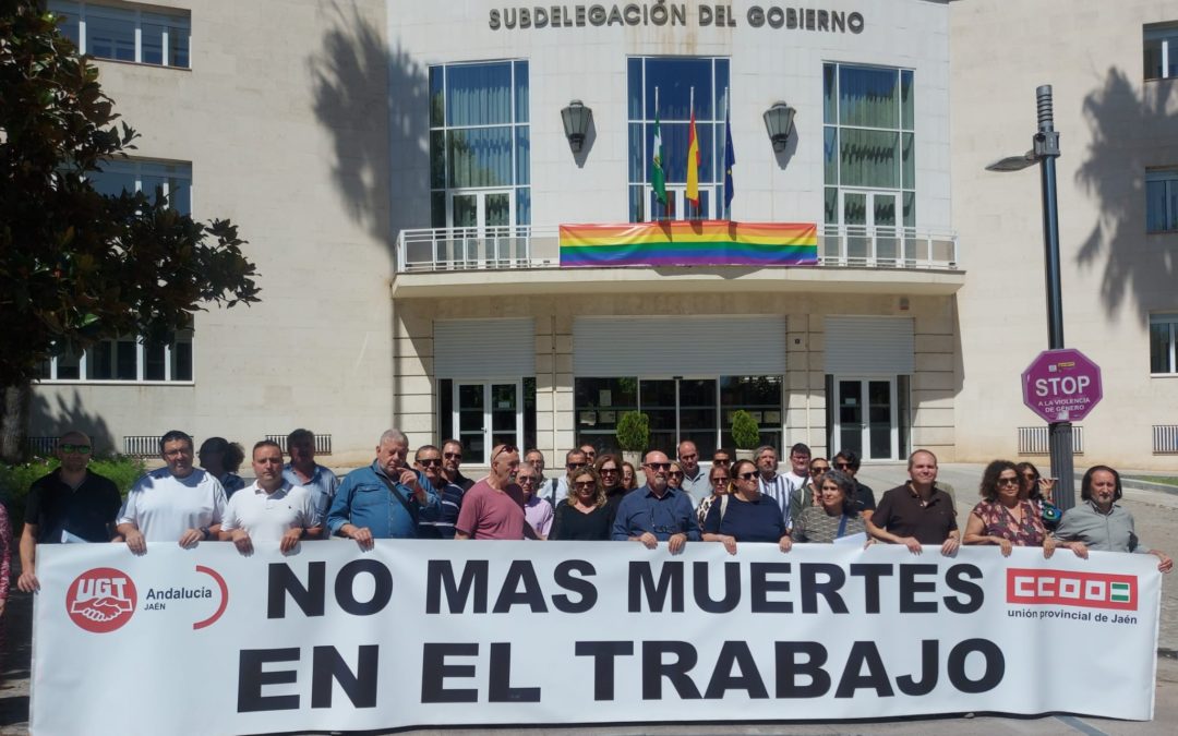 Concentración de UGT Y CCOO ante un nuevo fallecimiento por accidente laboral en la localidad de Los Villares