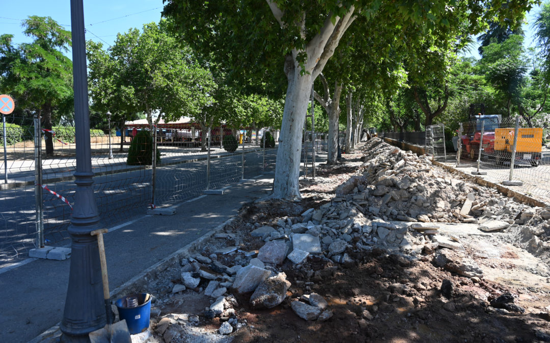 La obra de renovación del pavimento en el Paseo de la Ermita limita temporalmente el acceso a una de sus aceras