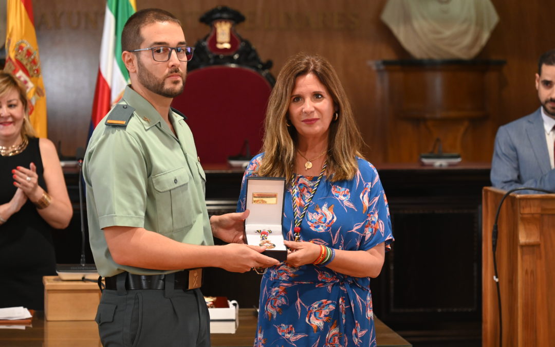 La Guardia Civil recibe la medalla de la ciudad de Linares