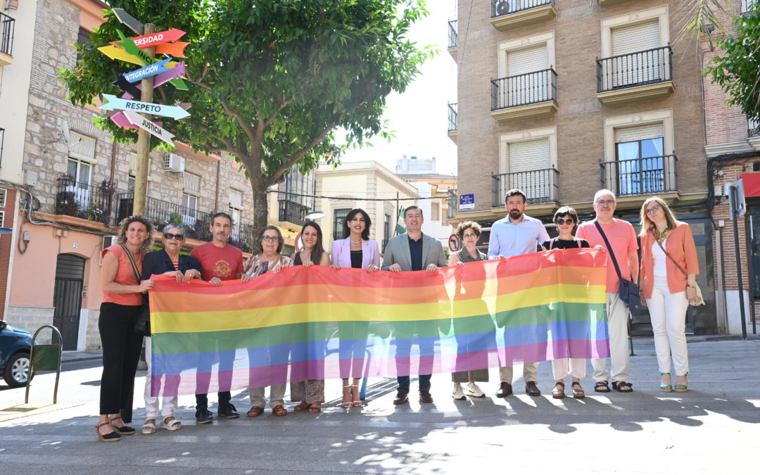 El Ayuntamiento inaugura una señalización multidireccional simbólica como muestra de su apoyo y compromiso con el colectivo LGTBIQA+