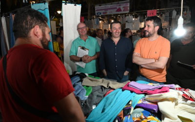 Hervás destaca el cambio de ubicación del Paseo de Linarejos durante el verano y la buena acogida del público al mercadillo nocturno.