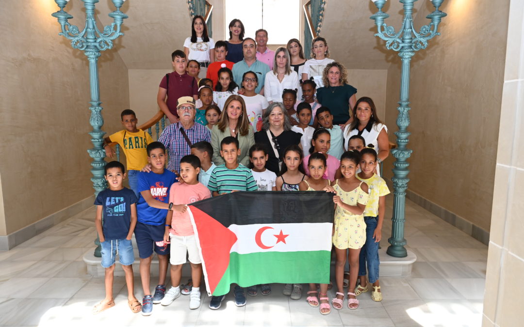 Los menores saharauis del programa “Vacaciones en Paz” fueron recibidos en el Palacio Municipal.