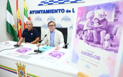 Las actividades musicales programadas en honor al Día de los Abuelos son presentadas por el concejal de Turismo.