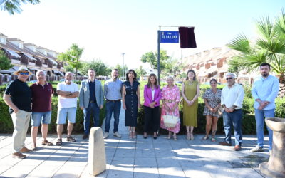 La nueva placa con el nombre de la Plaza de la Luna en el área verde entre las calles Hungría, Úbeda, Irlanda y Joaquín Sabina fue inaugurada.