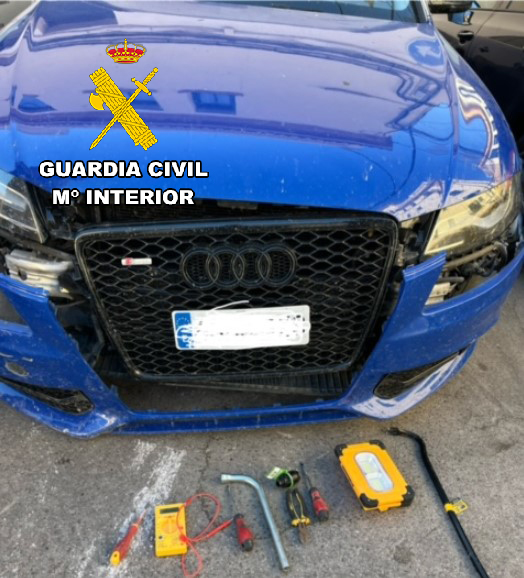 El conductor de un automóvil que se escapó mientras estaba siendo arrestado por presuntamente robo en un cortijo es detenido por la Guardia Civil.