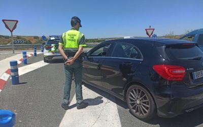 La Guardia Civil evita un incendio en la A-4 mientras circula por el Parque Natural de Despeñaperros.