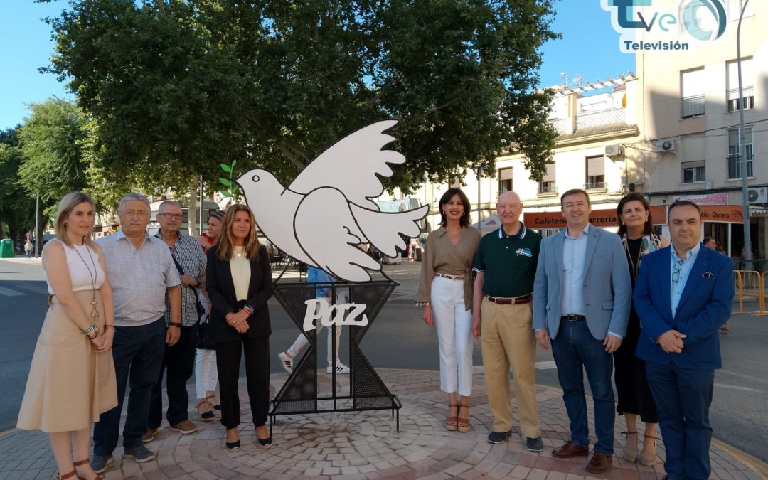 La alcaldesa inaugura el monumento de la paloma renovado que representa el vecindario de La Paz.