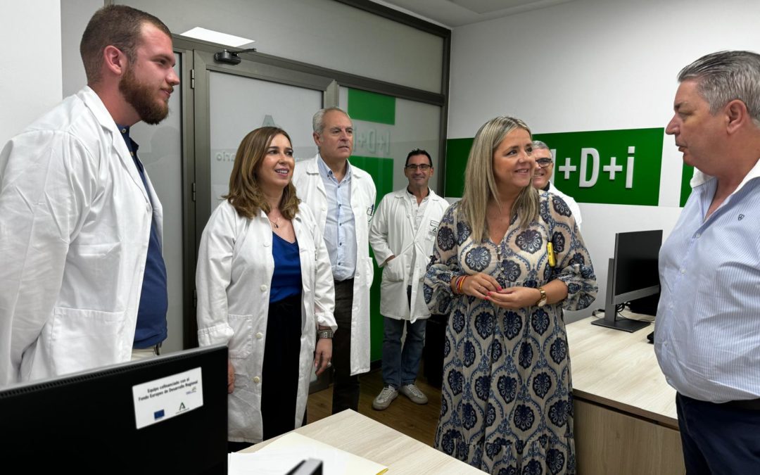 Elena González reconoce el compromiso del Hospital de Linares con la innovación y la investigación.