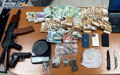 En Linares, la Policía Nacional desactiva tres tiendas de venta de MDMA, cocaína, heroína y hachís, además de desmantelar cuatro plantaciones de marihuana dentro.