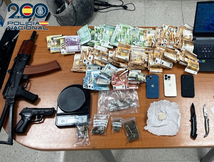 En Linares, la Policía Nacional desactiva tres tiendas de venta de MDMA, cocaína, heroína y hachís, además de desmantelar cuatro plantaciones de marihuana dentro.