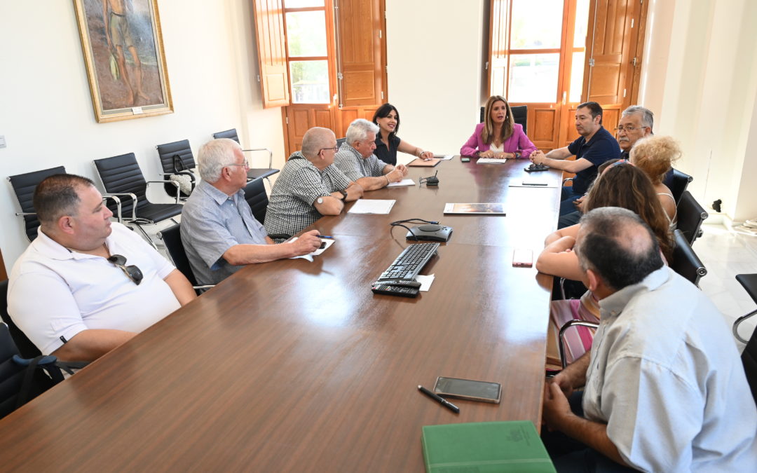 El plan de inversiones del equipo de gobierno y las próximas acciones en los barrios son informados a la Federación Himilce por la alcaldesa.