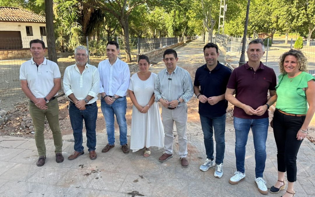 Reyes pone en valor “el sello socialista” de las obras del entorno de la Ermita de Linares