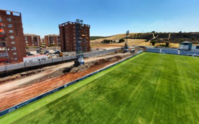 Las obras de remodelación de Linarejos avanzan con la demolición del graderío de Preferencia.