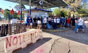 Huelga en la empresa de la Carolina Clarton Horn contra los despidos y externalización de los servicios.