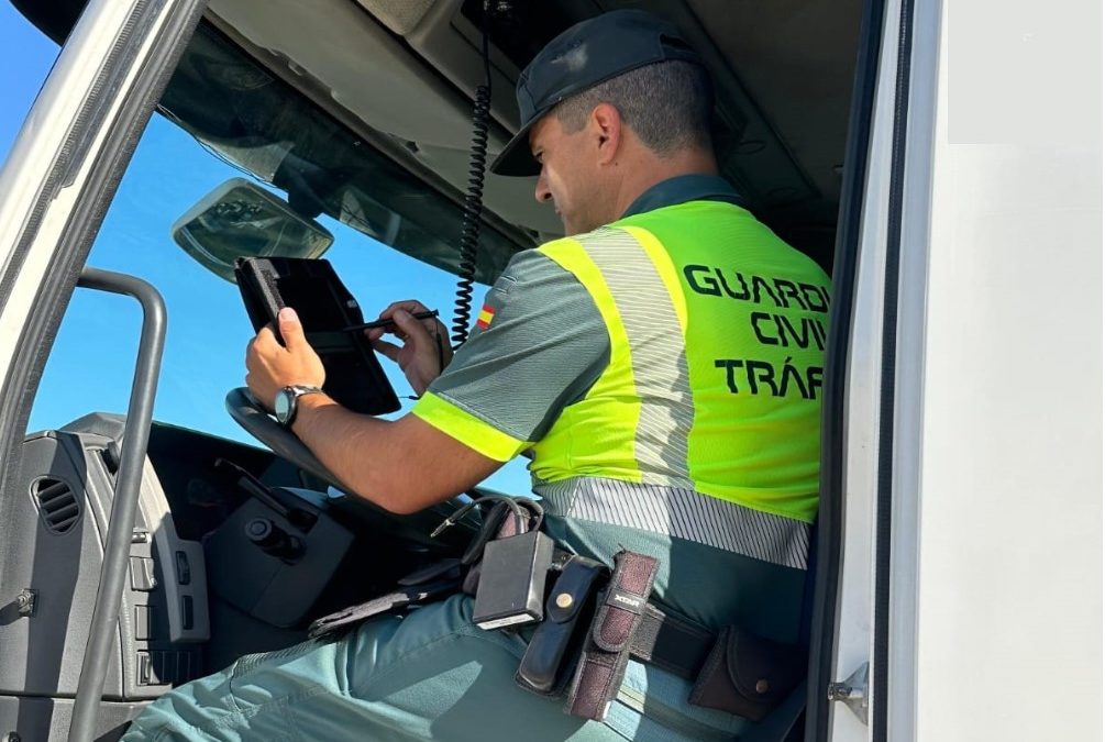 La Guardia Civil investiga a dos personas por utilizar una tarjeta de registro de Tacógrafo de otro conductor