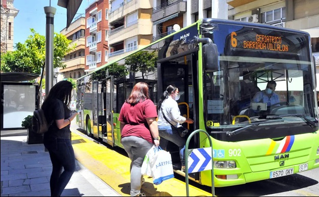 Roldán subraya el trabajo realizado para mejorar el servicio del transporte urbano de viajeros